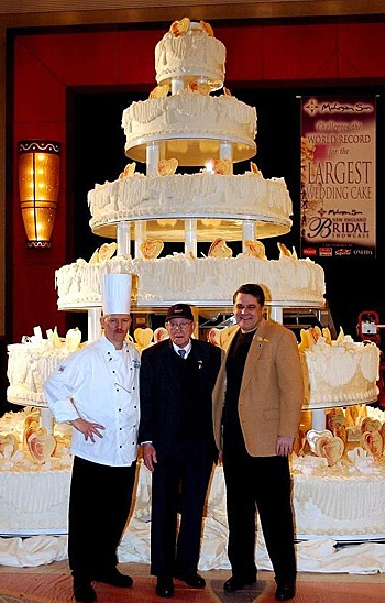 world's-biggest-wedding-cake