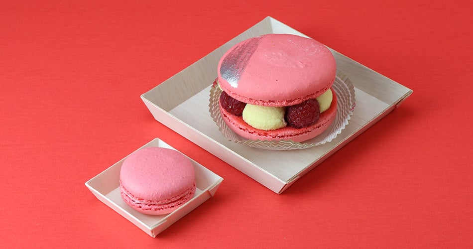 macarons in square disposable wooden food tray